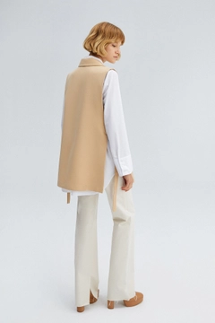 Bir model, Touche Prive toptan giyim markasının 34600 - Belted Crepe Vest toptan Yelek ürününü sergiliyor.
