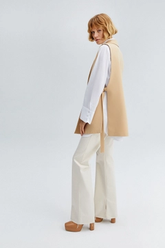 Bir model, Touche Prive toptan giyim markasının 34600 - Belted Crepe Vest toptan Yelek ürününü sergiliyor.