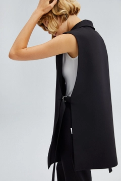 Ένα μοντέλο χονδρικής πώλησης ρούχων φοράει 34601 - Belted Crepe Vest, τούρκικο Αμάνικο μπλουζάκι χονδρικής πώλησης από Touche Prive