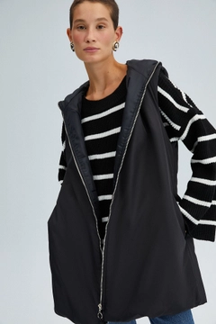 Bir model, Touche Prive toptan giyim markasının 34604 - Hooded Puffer Waiscoat toptan Yelek ürününü sergiliyor.