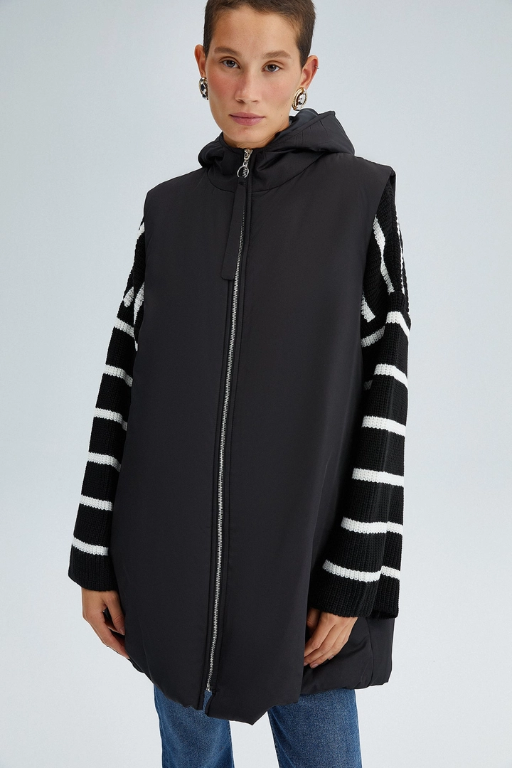 Een kledingmodel uit de groothandel draagt 34604 - Hooded Puffer Waiscoat, Turkse groothandel Vest van Touche Prive