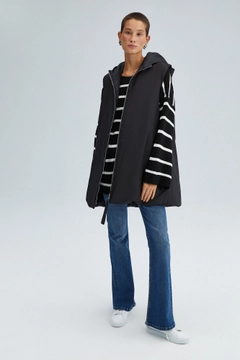 Een kledingmodel uit de groothandel draagt 34604 - Hooded Puffer Waiscoat, Turkse groothandel Vest van Touche Prive