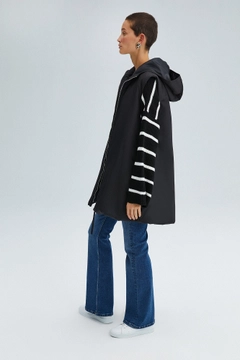 Ein Bekleidungsmodell aus dem Großhandel trägt 34604 - Hooded Puffer Waiscoat, türkischer Großhandel Weste von Touche Prive