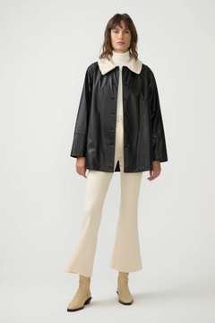Ένα μοντέλο χονδρικής πώλησης ρούχων φοράει 34606 - Laux Leather Jacket, τούρκικο Μπουφάν χονδρικής πώλησης από Touche Prive