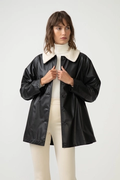 Bir model, Touche Prive toptan giyim markasının 34606 - Laux Leather Jacket toptan Ceket ürününü sergiliyor.