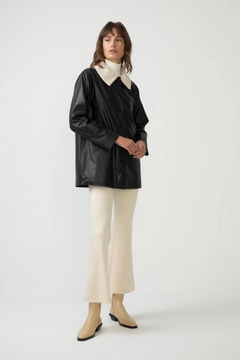 Bir model, Touche Prive toptan giyim markasının 34606 - Laux Leather Jacket toptan Ceket ürününü sergiliyor.