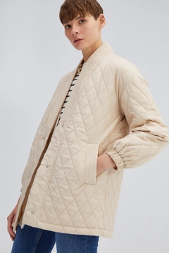 Una modella di abbigliamento all'ingrosso indossa 34612 - Quilted Kimono Coat, vendita all'ingrosso turca di Cappotto di Touche Prive
