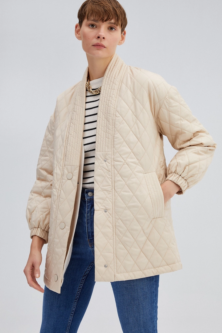Bir model, Touche Prive toptan giyim markasının 34612 - Quilted Kimono Coat toptan Kaban ürününü sergiliyor.