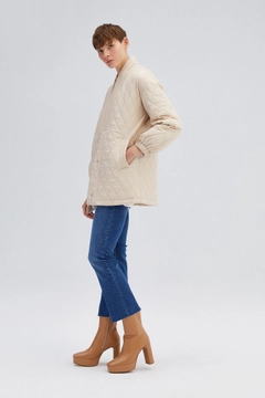 Ein Bekleidungsmodell aus dem Großhandel trägt 34612 - Quilted Kimono Coat, türkischer Großhandel Mantel von Touche Prive