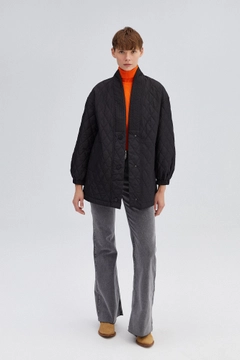 Bir model, Touche Prive toptan giyim markasının 34614 - Quilted Kimono Coat toptan Kaban ürününü sergiliyor.