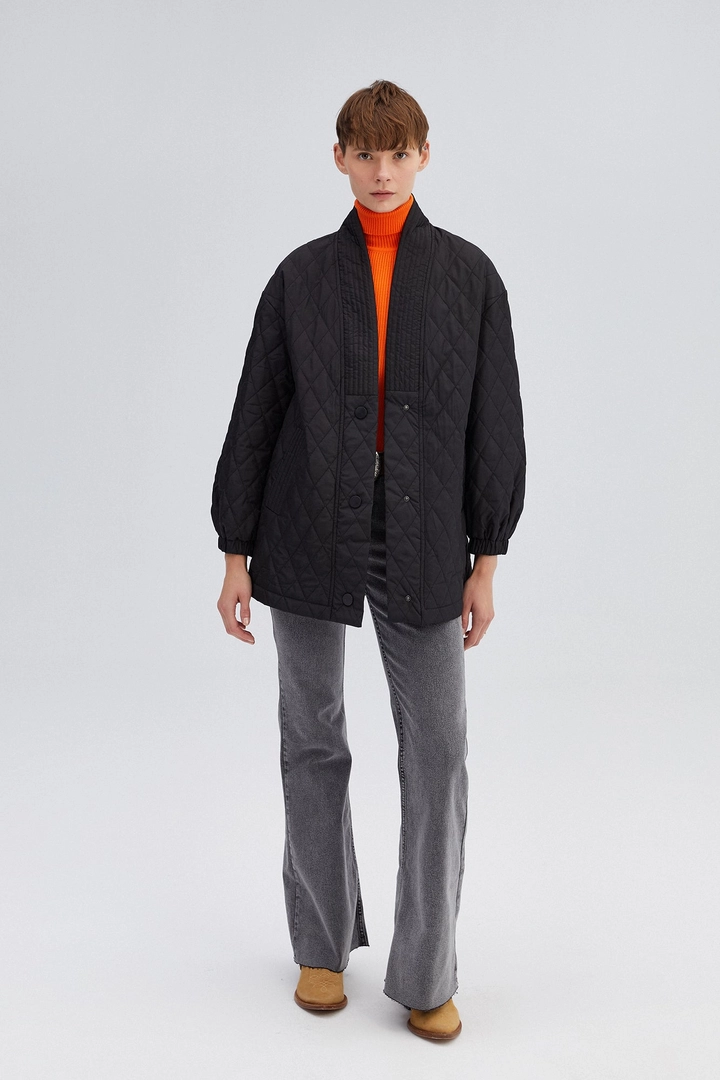 Bir model, Touche Prive toptan giyim markasının 34614 - Quilted Kimono Coat toptan Kaban ürününü sergiliyor.