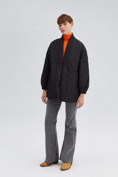 Una modella di abbigliamento all'ingrosso indossa 34614 - Quilted Kimono Coat, vendita all'ingrosso turca di Cappotto di Touche Prive