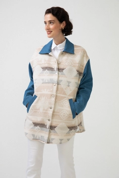 Una modella di abbigliamento all'ingrosso indossa 34615 - Jacquard Jacket, vendita all'ingrosso turca di Giacca di Touche Prive