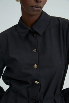 Bir model, Touche Prive toptan giyim markasının 34630 - Frill Armed Poplin Shirt toptan Gömlek ürününü sergiliyor.