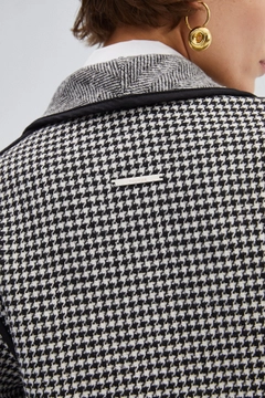 Una modella di abbigliamento all'ingrosso indossa 34639 - Double Faced Jacket With Belt, vendita all'ingrosso turca di Giacca di Touche Prive