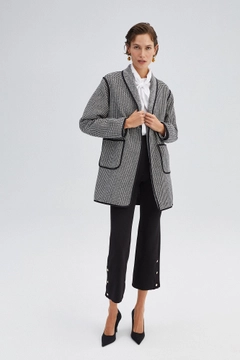 Una modella di abbigliamento all'ingrosso indossa 34639 - Double Faced Jacket With Belt, vendita all'ingrosso turca di Giacca di Touche Prive