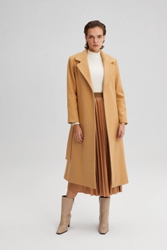 Ένα μοντέλο χονδρικής πώλησης ρούχων φοράει 34700 - Belted Double Breasted Coat, τούρκικο Σακάκι χονδρικής πώλησης από Touche Prive