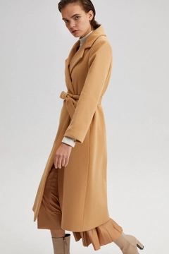 Bir model, Touche Prive toptan giyim markasının 34700 - Belted Double Breasted Coat toptan Kaban ürününü sergiliyor.