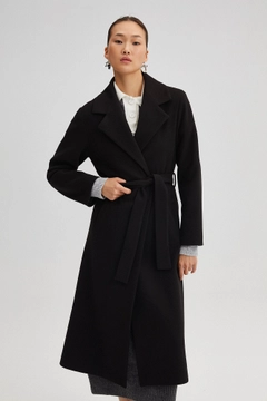 Una modella di abbigliamento all'ingrosso indossa 34702 - Belted Double Breasted Coat, vendita all'ingrosso turca di Cappotto di Touche Prive