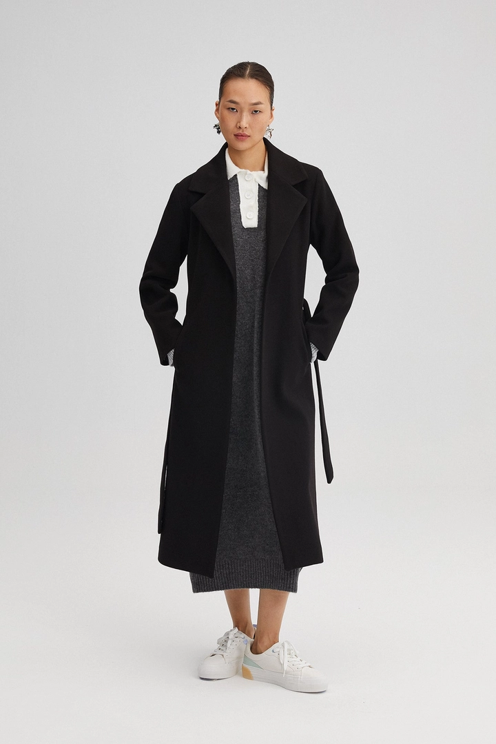 Ein Bekleidungsmodell aus dem Großhandel trägt 34702 - Belted Double Breasted Coat, türkischer Großhandel Mantel von Touche Prive