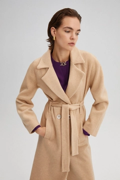 Модель оптовой продажи одежды носит 34703 - Belted Double Breasted Coat, турецкий оптовый товар Пальто от Touche Prive.