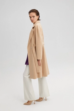 Bir model, Touche Prive toptan giyim markasının 34703 - Belted Double Breasted Coat toptan Kaban ürününü sergiliyor.