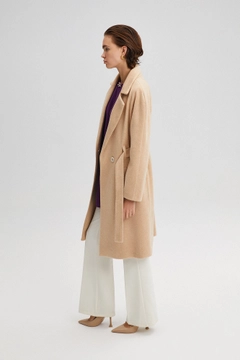 Ein Bekleidungsmodell aus dem Großhandel trägt 34703 - Belted Double Breasted Coat, türkischer Großhandel Mantel von Touche Prive
