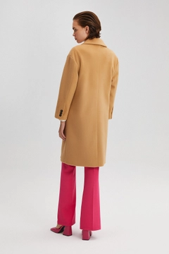 Ein Bekleidungsmodell aus dem Großhandel trägt 34705 - Double Breasted Coat, türkischer Großhandel Mantel von Touche Prive