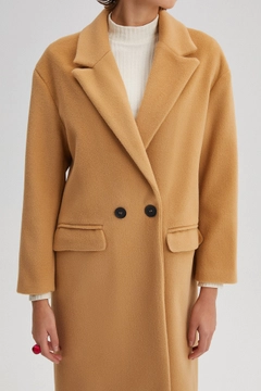 Bir model, Touche Prive toptan giyim markasının 34705 - Double Breasted Coat toptan Kaban ürününü sergiliyor.