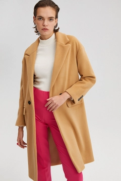 Bir model, Touche Prive toptan giyim markasının 34705 - Double Breasted Coat toptan Kaban ürününü sergiliyor.