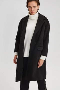 Ένα μοντέλο χονδρικής πώλησης ρούχων φοράει 34706 - Double Breasted Coat, τούρκικο Σακάκι χονδρικής πώλησης από Touche Prive