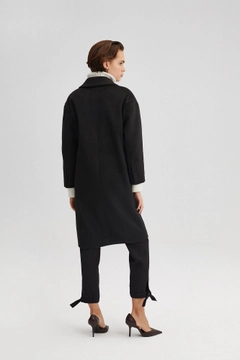 Una modelo de ropa al por mayor lleva 34706 - Double Breasted Coat, Abrigo turco al por mayor de Touche Prive