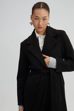 Bir model, Touche Prive toptan giyim markasının 34706 - Double Breasted Coat toptan Kaban ürününü sergiliyor.