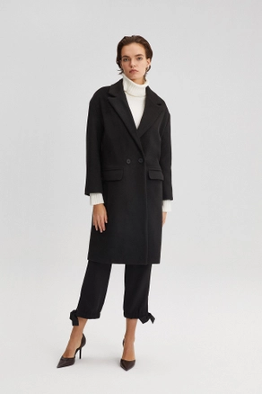 A model wears 34706 - Double Breasted Coat, wholesale undefined of Touche Prive to display at Lonca