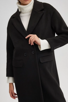 Una modelo de ropa al por mayor lleva 34706 - Double Breasted Coat, Abrigo turco al por mayor de Touche Prive