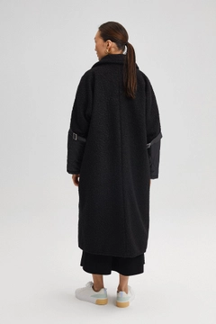 Una modelo de ropa al por mayor lleva 34708 - Quilted Coat With Plush Neck, Abrigo turco al por mayor de Touche Prive