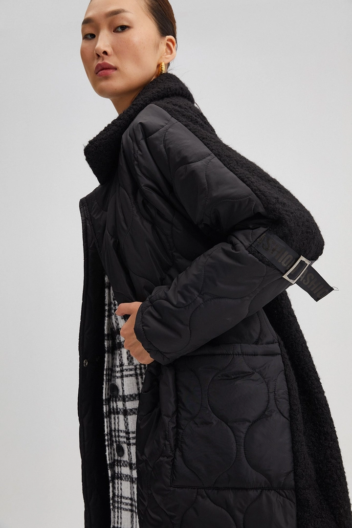 Ein Bekleidungsmodell aus dem Großhandel trägt 34708 - Quilted Coat With Plush Neck, türkischer Großhandel Mantel von Touche Prive