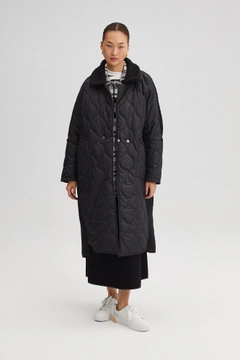 Hurtowa modelka nosi 34708 - Quilted Coat With Plush Neck, turecka hurtownia Płaszcz firmy Touche Prive