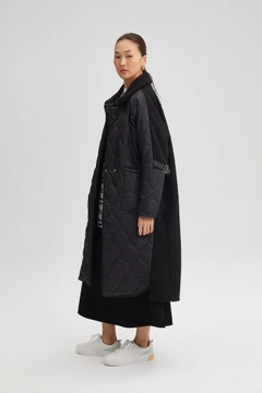 Een kledingmodel uit de groothandel draagt 34708 - Quilted Coat With Plush Neck, Turkse groothandel Jas van Touche Prive