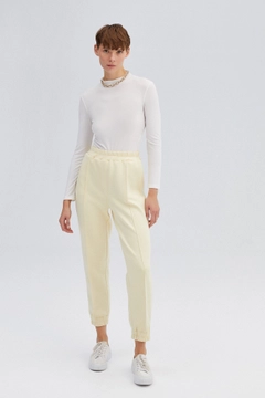 Bir model, Touche Prive toptan giyim markasının 34725 - Scuba Jogger Trousers toptan Pantolon ürününü sergiliyor.