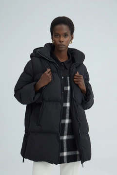 Bir model, Touche Prive toptan giyim markasının 35473 - Oversize Puffer Jacket toptan Kaban ürününü sergiliyor.