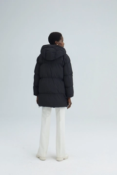 Ein Bekleidungsmodell aus dem Großhandel trägt 35473 - Oversize Puffer Jacket, türkischer Großhandel Mantel von Touche Prive