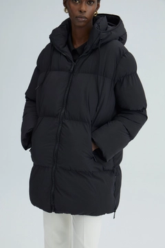 Een kledingmodel uit de groothandel draagt 35473 - Oversize Puffer Jacket, Turkse groothandel Jas van Touche Prive