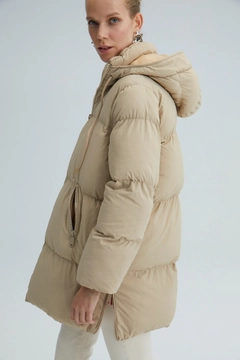 Bir model, Touche Prive toptan giyim markasının 35475 - Oversize Puffer Jacket toptan Kaban ürününü sergiliyor.