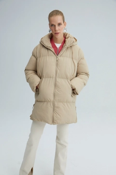 Модель оптовой продажи одежды носит 35475 - Oversize Puffer Jacket, турецкий оптовый товар Пальто от Touche Prive.
