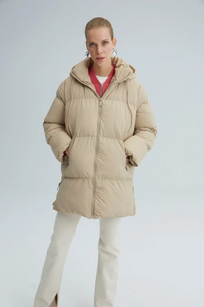 A model wears 35475 - Oversize Puffer Jacket, wholesale undefined of Touche Prive to display at Lonca