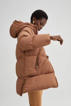 Un mannequin de vêtements en gros porte 35476 - Oversize Puffer Jacket, Manteau en gros de Touche Prive en provenance de Turquie