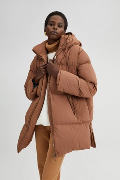 Bir model, Touche Prive toptan giyim markasının 35476 - Oversize Puffer Jacket toptan Kaban ürününü sergiliyor.