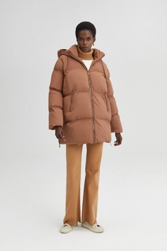 Una modelo de ropa al por mayor lleva 35476 - Oversize Puffer Jacket, Abrigo turco al por mayor de Touche Prive