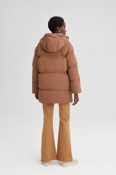 Ένα μοντέλο χονδρικής πώλησης ρούχων φοράει 35476 - Oversize Puffer Jacket, τούρκικο Σακάκι χονδρικής πώλησης από Touche Prive